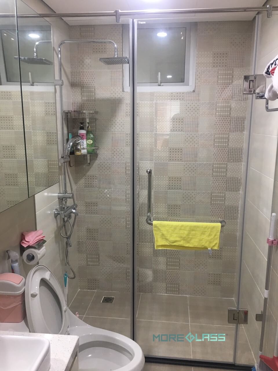 Lắp đặt vách tắm kính 180 độ cho một không gian phòng tắm sạch sẽ, hiện đại mà tinh tế tại Mỗ Lao, Hà Đông Vách kính đẹp